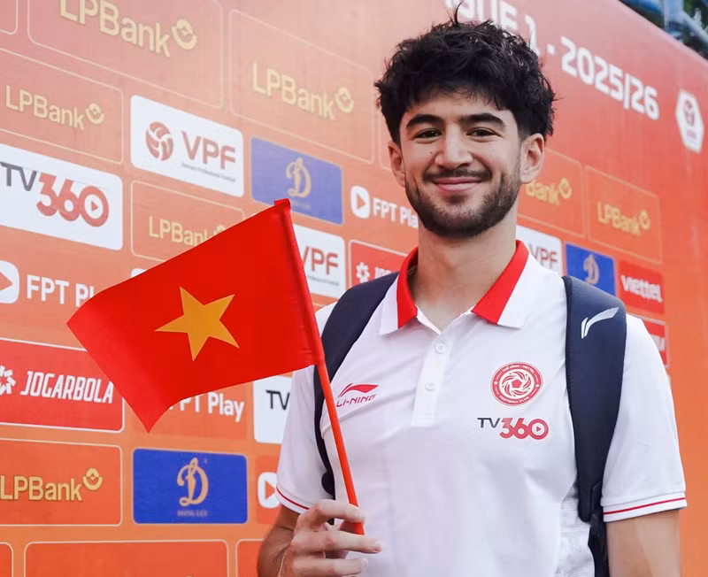 Khả năng triển khai bóng của Kyle Colonna ở V-League cũng rất đáng khen. Anh có trung bình 29,3 đường chuyền chính xác, đạt tỷ lệ 88%. kyle-3-17610148957491501010447.jpg