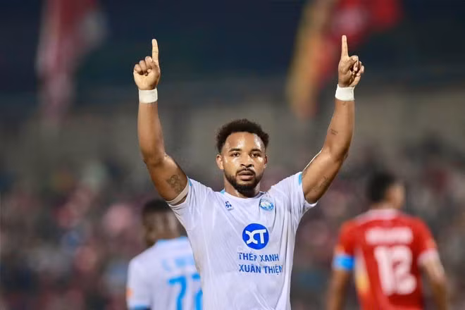 Cầu thủ gốc Brazil ghi tới 7 bàn chỉ trong 3 trận, trong đó cú hat-trick vào lưới Shan United và cú đúp bàn thắng trước Bangkok United, Lion City Sailors và hiện đang dẫn đầu danh sách ghi bàn của giải. Ảnh: Internet. fdnfgmhfgk-1775391372-502-width660height440.jpg