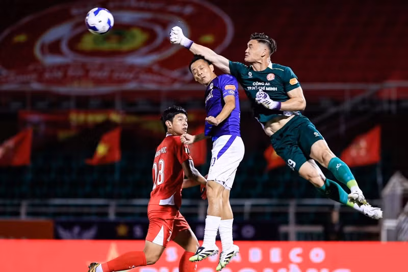 Theo thông tin mới nhất, CLB Công an TP Hồ Chí Minh đang đẩy nhanh quá trình nhập tịch cho thủ môn Patrik Lê Giang, một trong những người gác đền xuất sắc nhất V-League hiện nay. parktrick-le-giang-wzfv.jpg