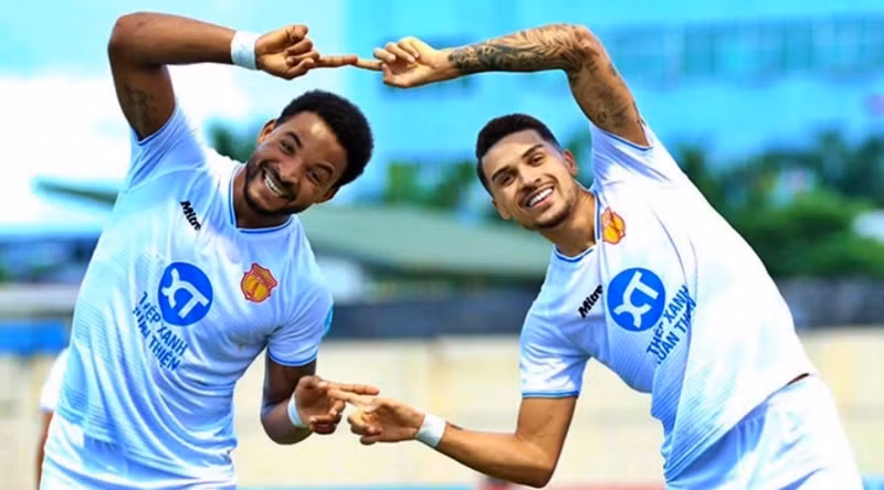 Ngoài ra, một loạt cầu thủ ngoại chất lượng ở V-League đã được nhập tịch và được quy hoạch cho mục tiêu giúp bóng đá Việt Nam sớm dự World Cup. 8888888888888-2416.png