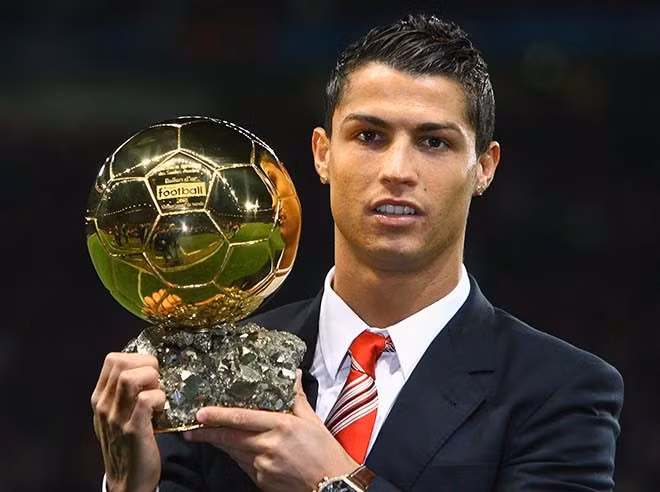 nguoi-ngoai-hanh-tinh-ronaldo-bong-vang-khong-vet-xuoc-khoa-mieng-anti-fan-ronaldo-b-ng-v-ng-2008-1512702397-48-width660height492.jpg