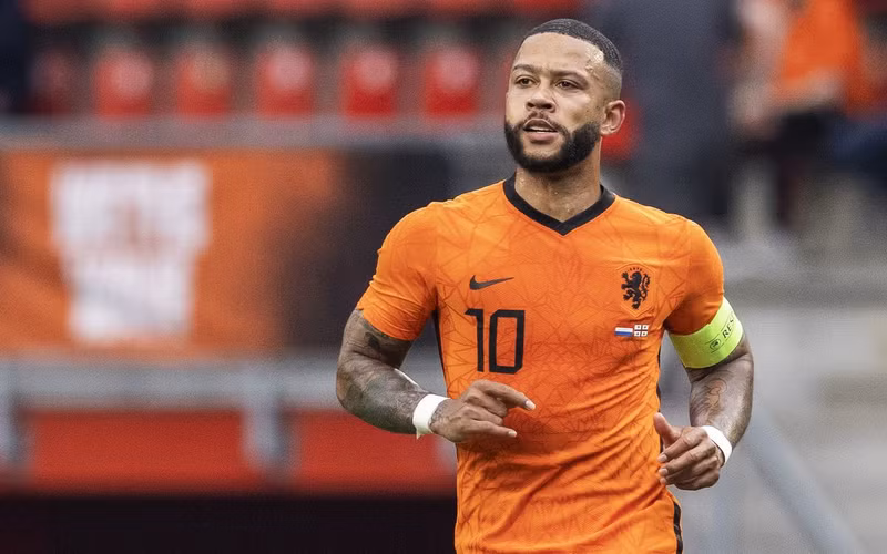 Trong khi đó, tiền đạo Memphis Depay vẫn đang gặp vấn đề về gân kheo và khả năng ra sân trước Nhật Bản còn bỏ ngỏ. nhan-vat-memphis-depay.jpg