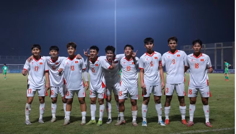 Từ quả phạt góc bên cánh trái của Quý Vương, Duy Khang dứt điểm quyết đoán khiến thủ môn U17 Macau chỉ biết đứng nhìn bóng bay vào lưới ở phút thứ 37. Tỷ số lúc này là 4-0 cho U17 Việt Nam. 0998776655544.png