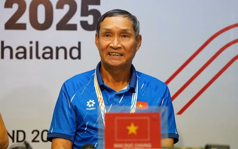 "Huấn luyện viên bóng đá lớn tuổi nhất trong lịch sử. Đơn giản là huyền thoại!", trang này viết thêm. image.jpg