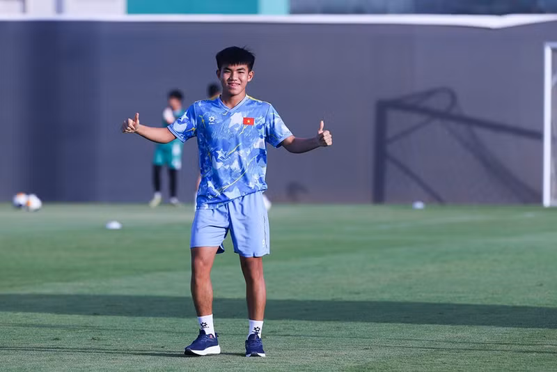 Chia sẻ với truyền thông, tiền vệ Minh Thủy cho biết: “Em và toàn đội cảm thấy rất hạnh phúc và xúc động khi giành được tấm vé vào tứ kết giải U17 châu Á cũng như suất tham dự FIFA U17 World Cup 2026 tại Qatar”. Ảnh: VFF. vfffff.jpg