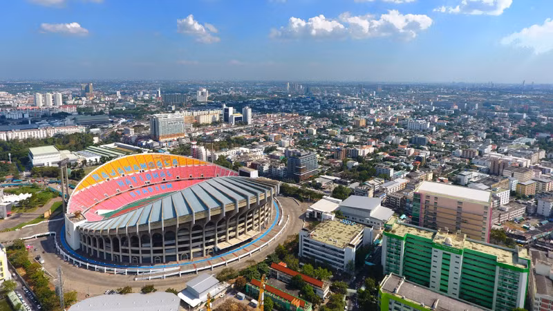 Đáng chú ý, sân Rajamangala là địa điểm tổ chức các trận bán kết và chung kết. rajamangala-national-stadium-bangkok-thailand.jpg