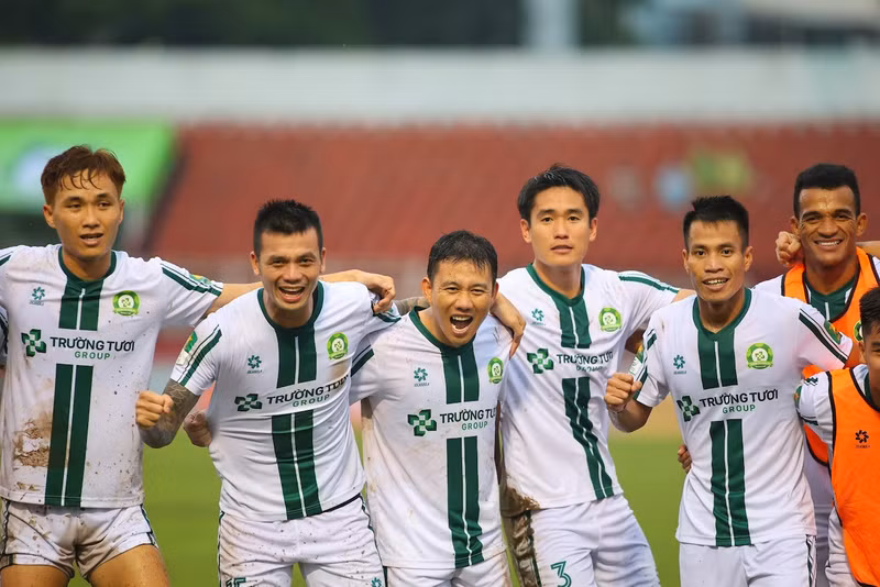 Đội xếp thứ hai ở giải hạng Nhất sẽ chơi trận Play off với đội xếp thứ 13 của giải vô địch quốc gia để kiếm suất dự V-League 2026/2076. Ảnh: Internet. <br/> <br/> dongnai-297.jpg