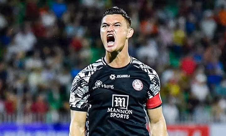 Ngay mùa giải 2023/24, Patrik Lê Giang đã được vinh danh là Thủ môn xuất sắc nhất V-League và được loạt đội bóng nhà giàu săn đón với mức lương rất cao. patrik-le-giang-04034266.jpg