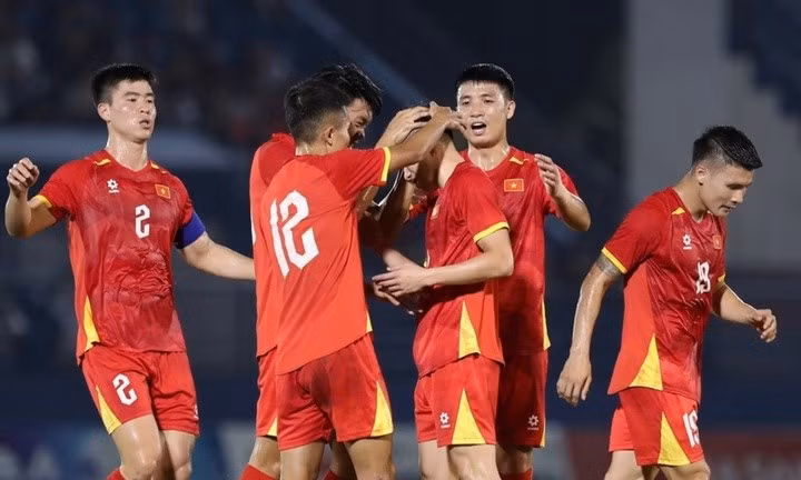 Khi HLV Kim Sang-sik lên dẫn dắt tuyển Việt Nam, Châu Ngọc Quang thi đấu khá ấn tượng ở ASEAN Cup 2024. Trận gần nhất gặp Malaysia trên sân khách, Châu Ngọc Quang đá trọn vẹn 90 phút. de-chung-minh-khong-dua-vao-xuan-son-tuyen-viet-nam-phai-thang-dam-truoc-lao6-09470562.jpg
