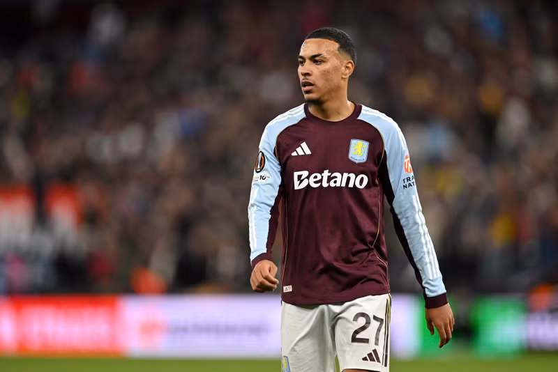 Khá bất ngờ, Rogers đã chọn Chelsea thay vì Arsenal, dù Pháo thủ cũng theo đuổi sát sao ngôi sao người Anh trong suốt mùa hè này. aston-villa-announce-new-contract-for-morgan-rogers-scaled.jpg