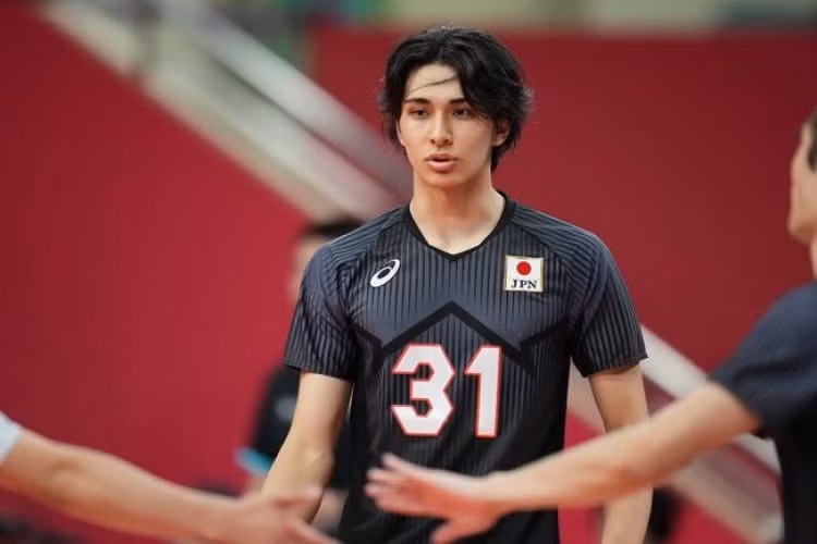 Năm 18 tuổi, Takahashi được gọi vào đội tuyển quốc gia và dự Olympic Tokyo 2020, đạt danh hiệu "Chủ công xuất sắc" tại giải vô địch châu Á 2023. keihan.jpg
