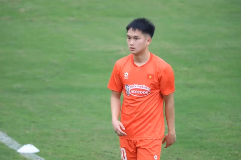 Đó không chỉ là niềm tự hào mà còn là trách nhiệm của tôi với quê hương. Tôi sẽ cố gắng hết sức để được HLV Kim Sang- Sik tin tưởng và trao cơ hội". 4827458516628872928085062903253113348292878n-67d005fc28dc7-1741691438389-1741691443525386355946.jpg