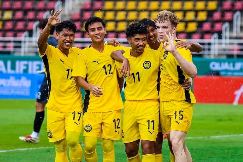 u23-malaysia-thang-tran-7-0-u23-lao-bi-keo-tro-lai-mat-dat-2081-1763701100.jpg