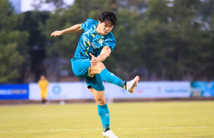Đội vô địch giải bóng đá hạng Nhất Quốc gia (tức V-League 2) nhận cúp, Huy chương vàng và mức tiền thưởng từ Ban tổ chức là 2 tỷ đồng. Ảnh: Internet. 00000000000000000000000-8697.png
