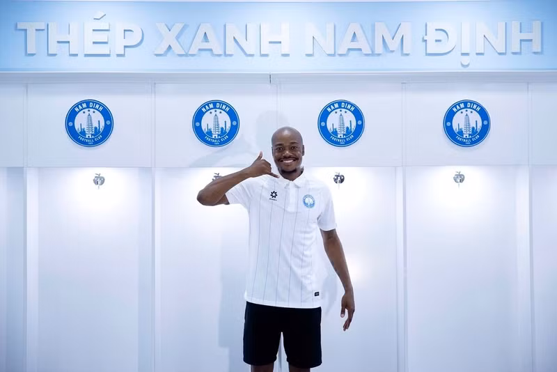 Trường hợp của Percy Tau mang tới nhiều tiếc nuối cho CĐV Nam Định, khi cựu tuyển thủ quốc gia Nam Phi này thuộc nhóm ngoại binh đắt giá nhất V-League. Ảnh: Thép Xanh Nam Định. percy-tau-thep-xanh-nam-dinh-1-2129.jpg
