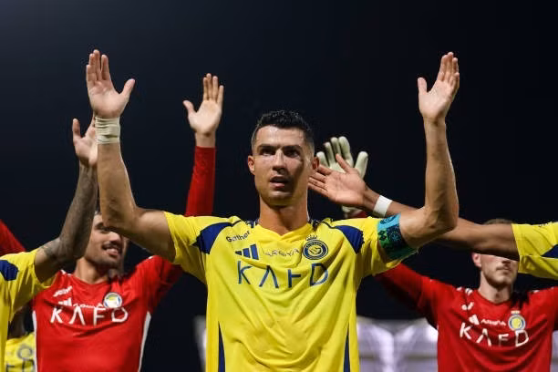 Theo TimeSport, ban tổ chức Saudi Pro League dự tính chi khoảng 18 triệu Bảng Anh để thuyết phục Man United tổ chức chuyến tập huấn trước mùa giải tại Ả Rập Xê Út. ronaldo-1726891964.jpg