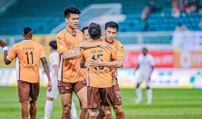 Với chiều cao nổi bật, Đinh Quang Kiệt không chỉ có lợi thế trong phòng ngự mà còn từng được sử dụng như một phương án tấn công hiệu quả. quang-kiet-1.jpg