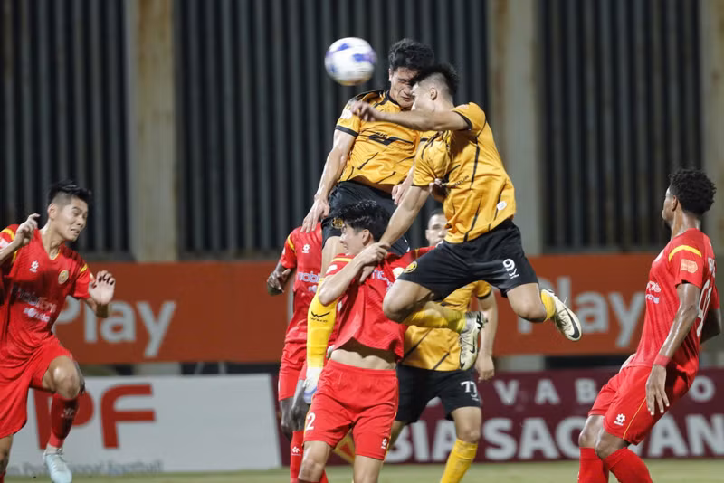 Sau 23 vòng đấu, giải V-League 2025/2026 đã chứng kiến tới 697 thẻ vàng được các trọng tài rút ra, phản ánh rõ sự quyết liệt và khốc liệt trong từng trận đấu. Ảnh: VFP. bia-17-1920x1282.jpg