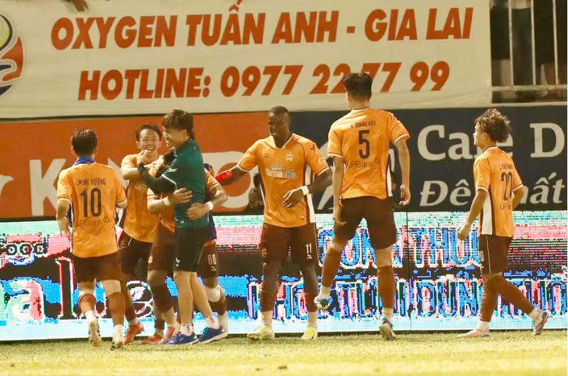 Với chiều cao lên tới 1m95, Quang Kiệt mang đến một giải pháp phòng ngự hiệu quả cho hàng thủ của đội bóng phố Núi. 099999998888888888888888.png