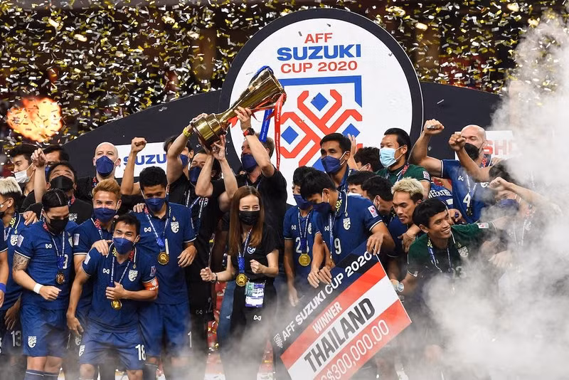 Đến cuối năm 2016, Chanathip 1 lần nữa cùng Thái Lan bảo vệ thành công danh hiệu AFF Cup 2016 sau khi vượt qua Indonesia ở chung kết. 000-9vf8qa-2116.jpg
