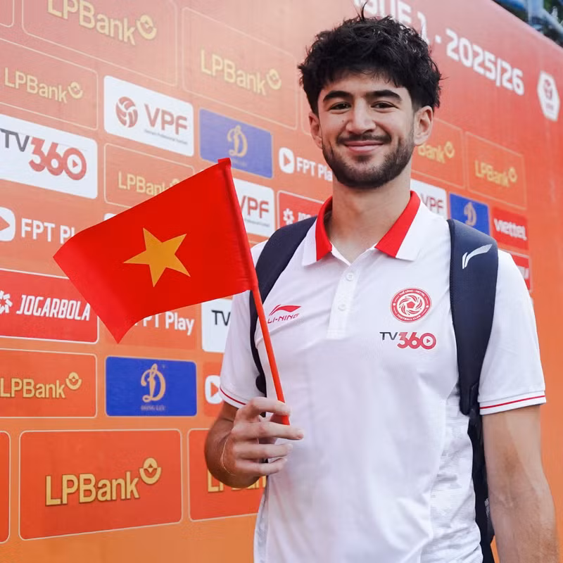 Hiện tại, khi chuyển sang khoác áo Thể Công Viettel, Kyle Colonna cho biết: “Khi đến Viettel, tôi lại có cơ hội quan sát đội trưởng (Bùi Tiến Dũng) và học hỏi từ anh ấy. kyle-colonna-02-1112.jpg