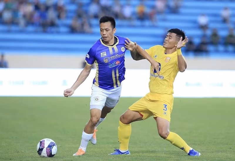 Trong khi đó, Văn Quyết là người lập công cho Hà Nội FC ở trận so tài trên sân Hàng Đẫy. Ảnh: Lâm Thỏa. 000000.jpg