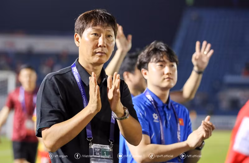 Theo tiết lộ, HLV Kim Sang-sik cùng các cầu thủ ở đội tuyển Việt Nam đã nhận được thông tin FIFA trừng phạt đội tuyển Malaysia. euro5459.jpg