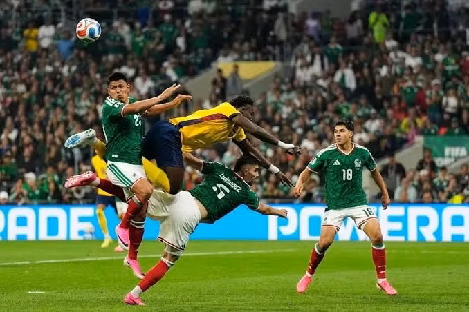 Việc được chơi trên sân nhà Azteca giúp cho Mexico có thêm cơ hội gây khó khăn cho đội tuyển Anh. images-3975.jpg