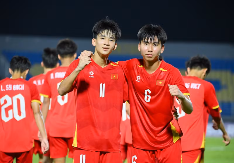 U17 Việt Nam đang viết lại lịch sử bóng đá Đông Nam Á. Với lối chơi bài bản và có tổ chức, họ đã vượt qua kỷ lục của Thái Lan, Australia để trở thành đội bóng thành công nhất lịch sử giải đấu”, tờ báo Hàn Quốc viết. Ảnh: Internet. z7760244619286-436e20f3f856d591906d848c5e734d6a.jpg