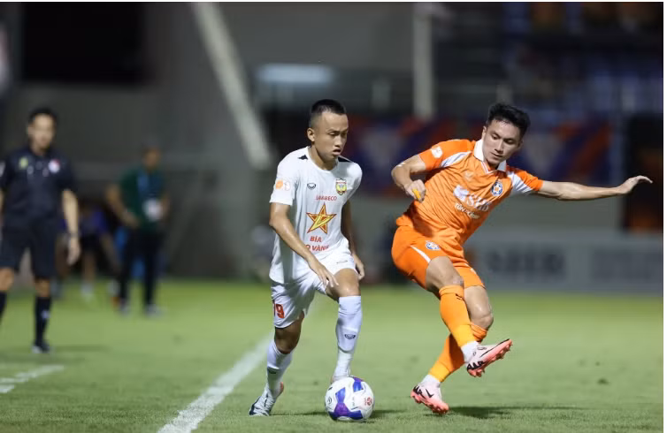 Câu lạc bộ bóng đá Hà Nội bắt đầu làm mới đội hình với hậu vệ Mai Sỹ Hoàng. Ảnh: Hồng Lĩnh Hà Tĩnh FC. 000000000000000000000000.png