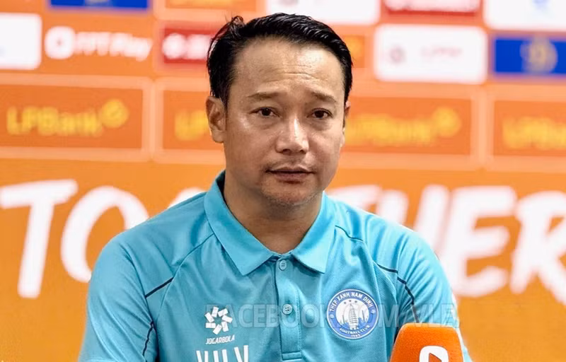 Trả lời trong buổi họp báo sau trận, HLV Vũ Hồng Việt chia sẻ: "Chúng tôi thắng nhưng tôi thực sự chưa hài lòng về khả năng dứt điểm của các cầu thủ". Ảnh: Ngọc Lê. 673555256-946545611298570-3447799644561792562-n.jpg