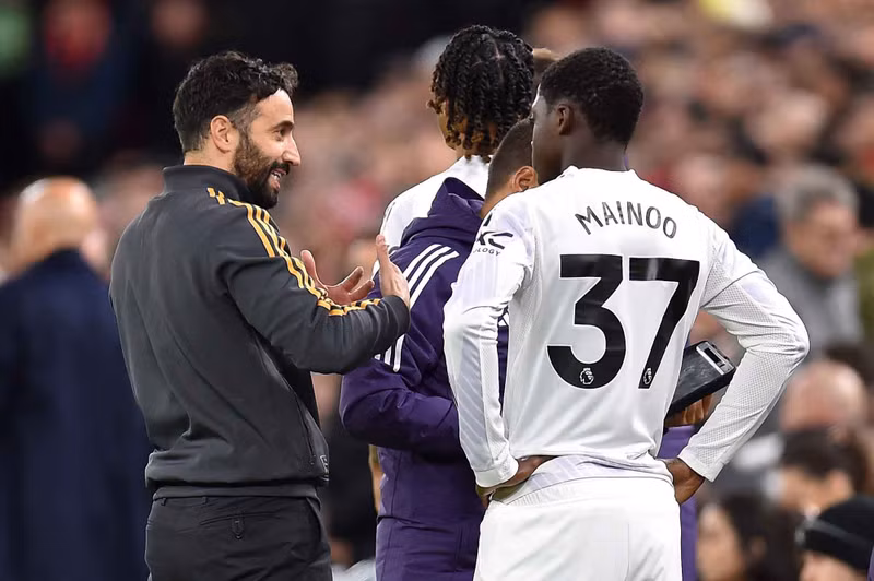 Tuy nhiên, ngay sau đó đội bóng của HLV Ruben Amorim trải qua hai trận liên tiếp mất điểm khi hòa Bournemouth 4-4 và thua Aston Villa 1-2, trước khi có trọn 3 điểm bằng chiến thắng 1-0 trước Newcastle. amorim-mainoo.jpg