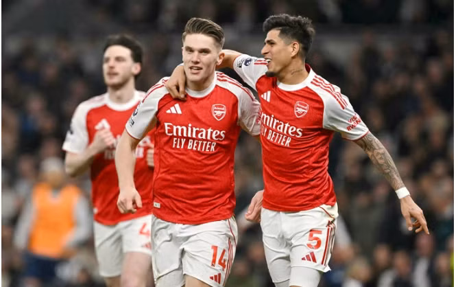 Chiến thắng trước Chelsea giúp Arsenal nâng tổng điểm lên 64, tạo khoảng cách 5 điểm với Man City (59 điểm) và tiếp tục là ứng viên sáng giá cho ngôi vô địch. 00000000000000000000-254.png