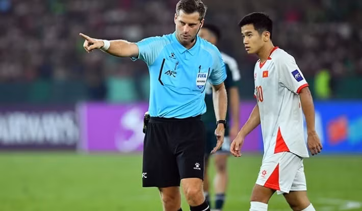 Theo thông báo từ AFC, trọng tài Alexander George King (Australia) sẽ là người cầm còi chính trong cuộc đối đầu giữa U23 Việt Nam và U23 Trung Quốc. 000000000000000000000000000000098999999999999999988888888888888.png