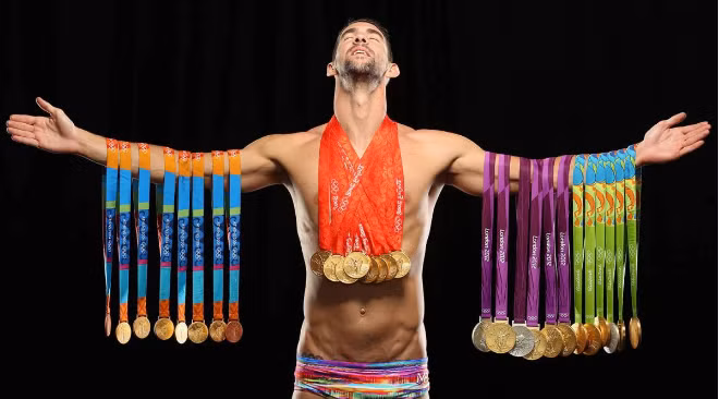 Xếp thứ 3 là cựu kình ngư Michael Phelps, vận động viên Olympic giàu thành tích nhất lịch sử với tổng cộng 28 huy chương, trong đó có 23 Huy chương Vàng. 0000000008888.png