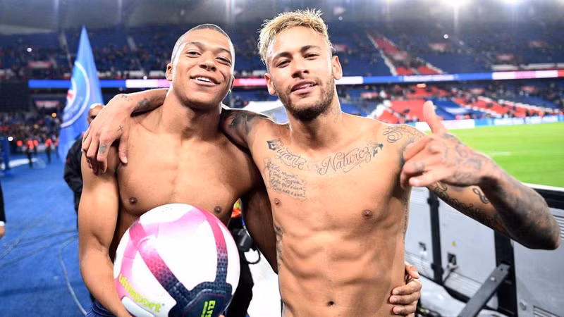 Năm 2017, ở tuổi 18, Mbappe gia nhập PSG với giá 180 triệu euro và giành giành được bốn chức vô địch Ligue 1, 3 Coupe de France. 3a1-1534.jpg