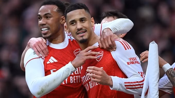Theo mô phỏng của siêu máy tính, Arsenal sẽ duy trì khoảng cách 5 điểm so với Man City cho đến khi mùa giải khép lại, qua đó giành chức vô địch Premier League đầu tiên kể từ năm 2004. arsenal2.jpg