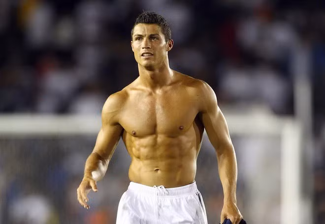 ronaldo-lan-2-ve-mu-tap-gym-kinh-nguoi-co-bap-cuon-cuon-ro1-1630086845-856-width660height456.jpg