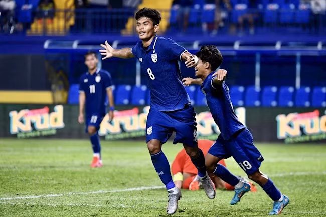 Khi mất Gustavsson rồi Supachai, chiến lược gia người Nhật chỉ còn đặt hy vọng vào những gương mặt trung bình như Teerasak Poeiphimai, Channarong Promsrikaew, Anan Yodsangwal. 4231771.jpg