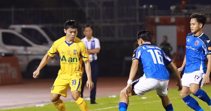 Sông Lam Nghệ An đánh bại Becamex TP HCM với tỷ số 2-1. 195615slan-4-1859.jpg