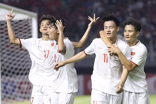 Năm 2023, đội U20 Việt Nam dưới sự dẫn dắt của HLV Hoàng Anh Tuấn cũng thay lứa đàn anh thi đấu ở sân chơi Á vận hội. u-20-1-7375.jpg