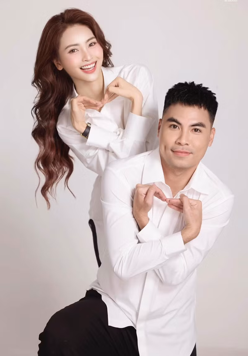 Cựu tuyển thủ Việt Nam được biết đến với biệt danh "Hoàng tử Ả Rập" nhờ ngoại hình và phong cách đặc trưng. static-imagesvnncdnnet-vps-images-publish-000001-000003-2025-3-15-huyentrang7-29193.jpg