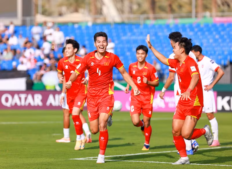 Trong khi đó, U23 Việt Nam đang thăng hoa, lối chơi nhuần nhuyễn, tinh thần rực lửa dù thiếu vắng Thanh Nhàn, Vĩ Hào ở trận ra quân. img-20260106-205151.jpg