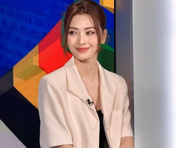 MC Huyền Trang "Mù Tạt" tên thật là Nguyễn Thị Huyền Trang, sinh năm 1993, là một trong những gương mặt MC đời đầu của chương trình Bữa trưa vui vẻ trên kênh VTV6. 1718848342-mc-mu-tat-2-17187644775971855027557-width600height800-9895.jpg