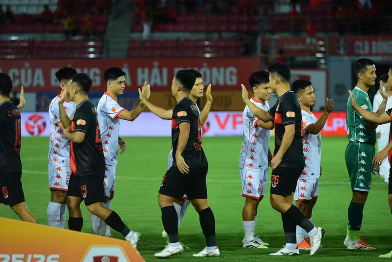 Cụ thể, sau một pha tranh chấp ngay phút thứ 10, Ngọc Quang đổ gục ra sân và tỏ ra rất đau đớn trước khi rời sân bằng cáng. bai-hoc-quy-gia-voi-clb-ninh-binh.jpg