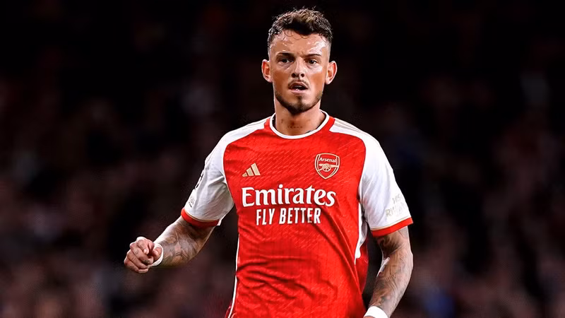 Về lực lượng, Arsenal phải chịu tổn thất nặng nề ở hàng phòng ngự khi hậu vệ phải Ben White dính chấn thương đầu gối nghiêm trọng và nghỉ thi đấu hết mùa. Ảnh: Goal. ben-white-arsenal-01-1.jpg