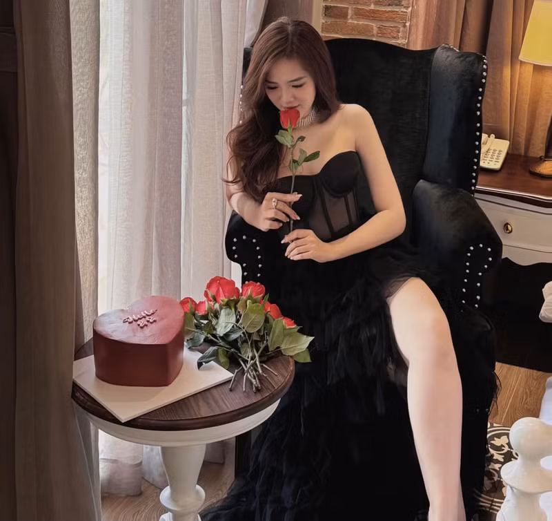Trên trang Facebook cá nhân, Mai Hoa thường xuyên đăng ảnh tình tứ cùng bạn trai Ngọc Bảo. ban-gai-le-ngoc-bao-4-17300550882861565401846.jpg