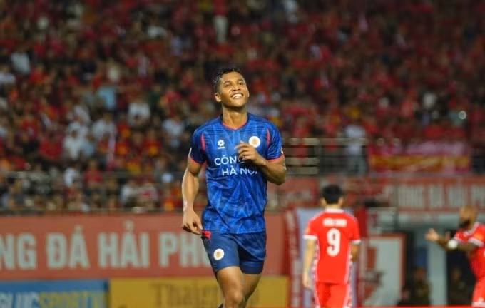Adou Minh đang thi đấu rất tốt trong màu áo Công an Hà Nội FC, cùng đội bóng này liên tục dẫn đầu bảng xếp hạng và rộng cửa vô địch V-League 2025/2026. Ảnh: Internet. 687706465-1046725464974827-6473321079325846322-n-69fee5b6c9778-1.jpg