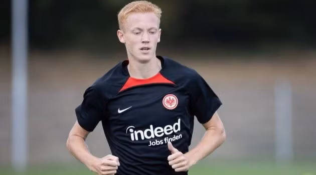 Man United được cho là đã liên hệ với người đại diện của tiền vệ Hugo Larsson, cầu thủ đang khoác áo Eintracht Frankfurt trong tuần qua. 20260718-085701-94taxzfa.jpg