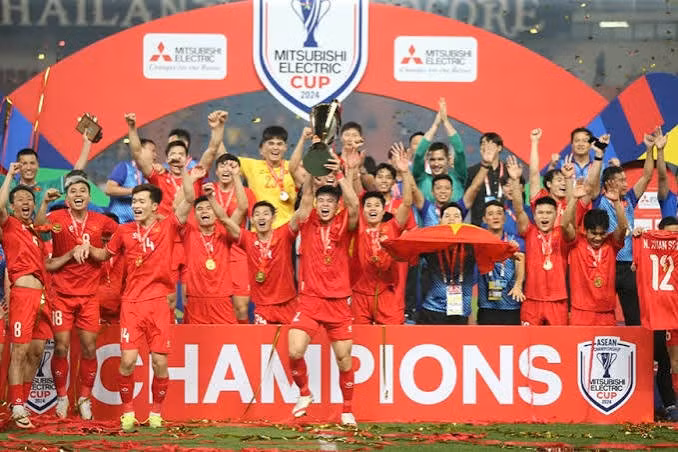 Trong khi đó, đội tuyển Việt Nam cũng có 3 lần nâng cúp AFF Cup vào các năm 2008, 2018 và 2024. Ảnh: Việt An. images.jpg